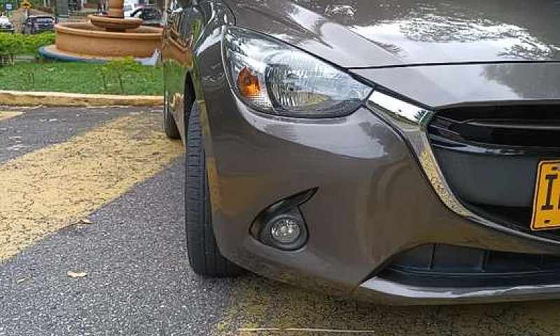 Vendo Mazda 2 Tourin...