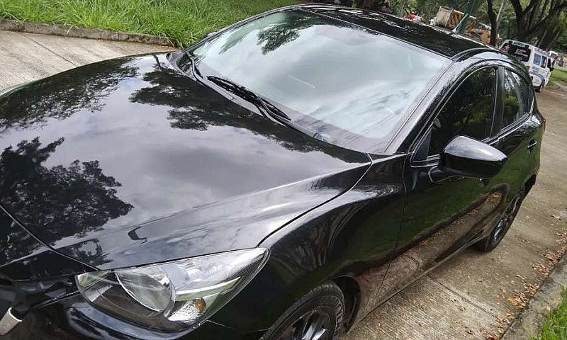 Espectacular Mazda 2...