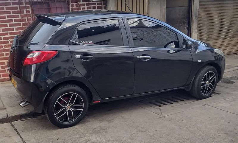 Vendo Mazda 2...
