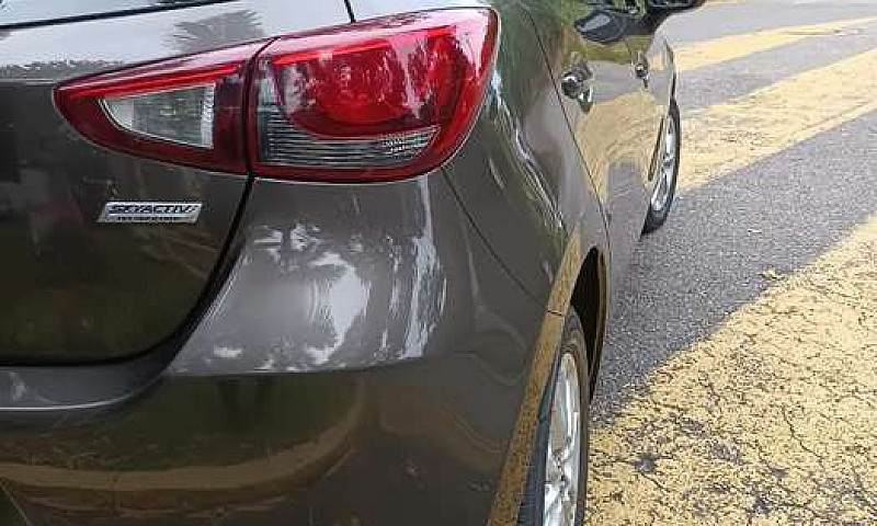 Vendo Mazda 2 Tourin...