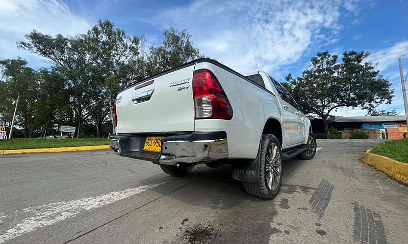 Vendo Toyota Hilux S...