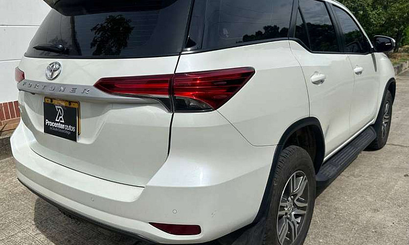 Toyota Fortuner Sr 2...