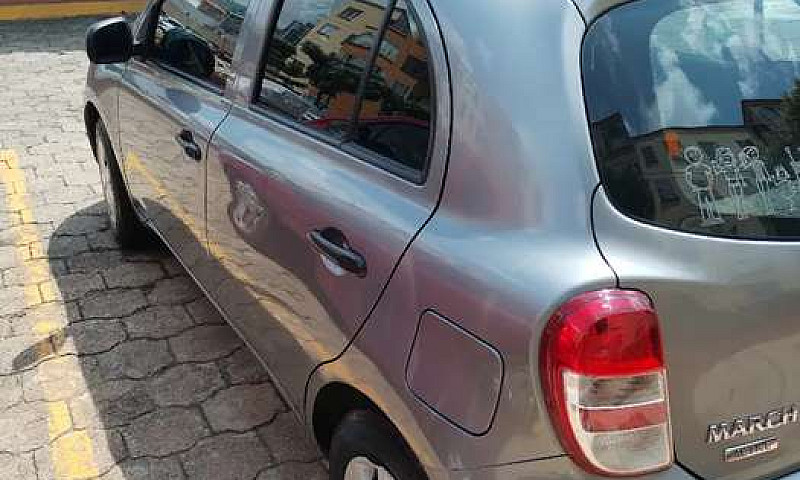 Vendo Nissan March 2...