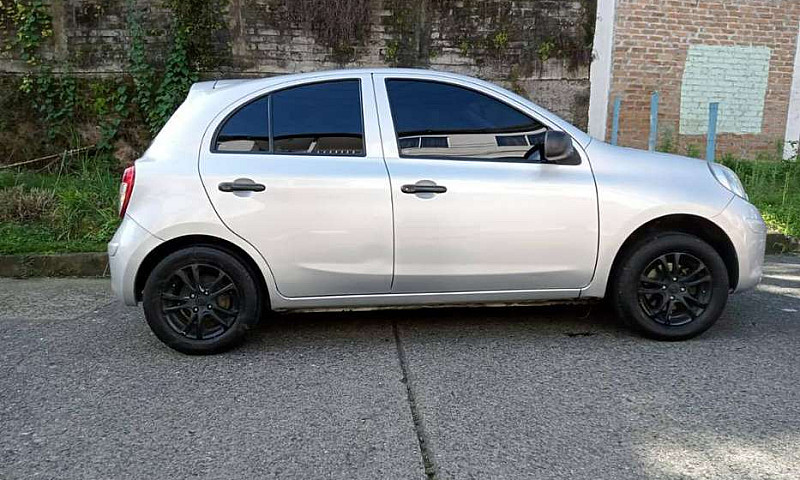 Vendo Nissan March 2...