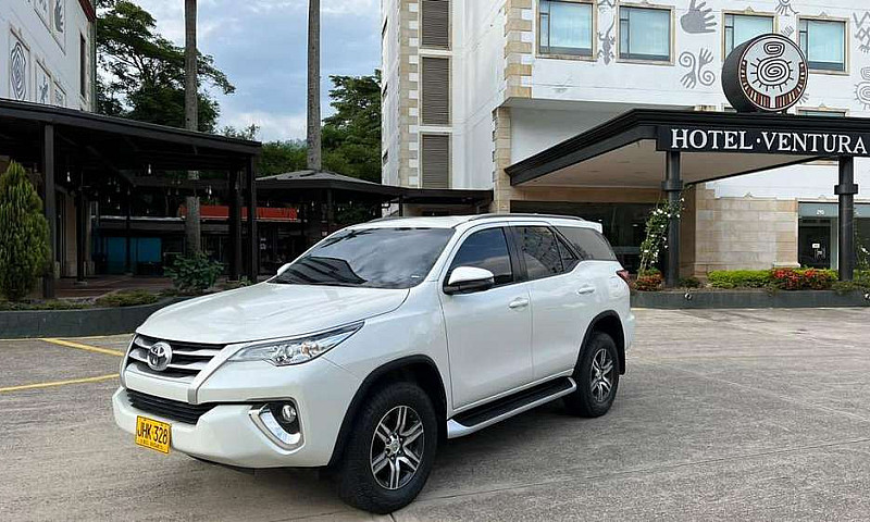 Toyota Fortuner Sr 2...