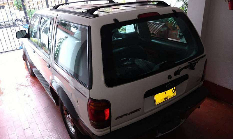 Ford Explorer Xlt...