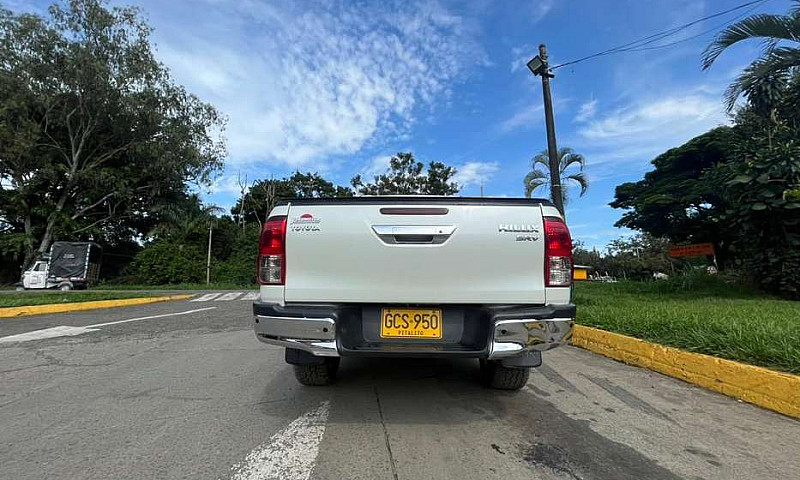 Vendo Toyota Hilux S...