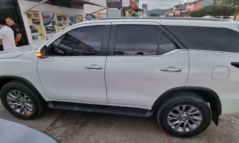 Toyota Fortuner Srv ...