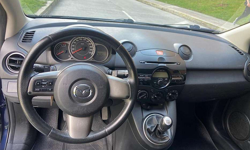 Vendo Mazda 2...