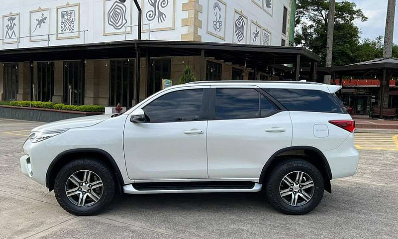 Toyota Fortuner Sr 2...