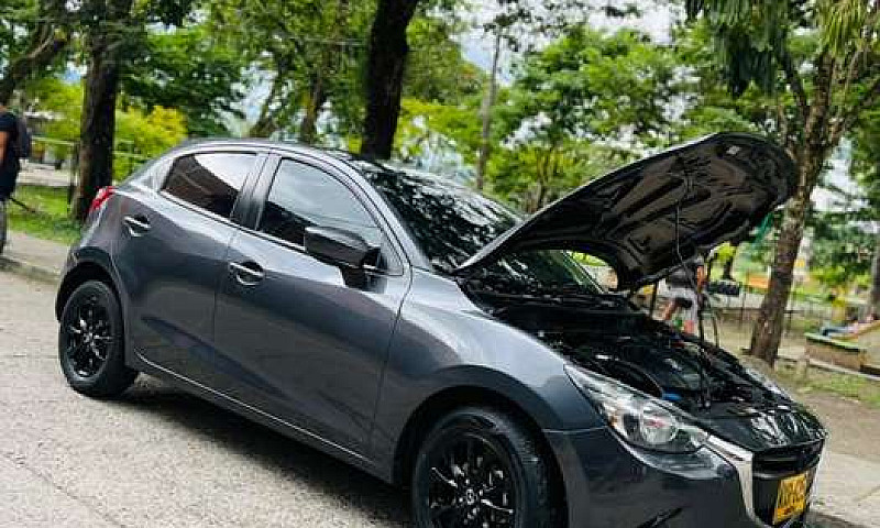 Vendo Mazda 2 Tourin...