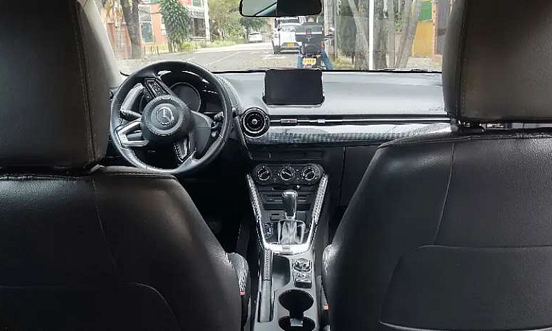 Vendo Mazda 2 Tourin...