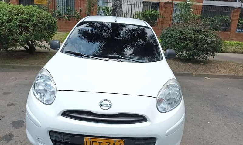Vendo Nissan March A...