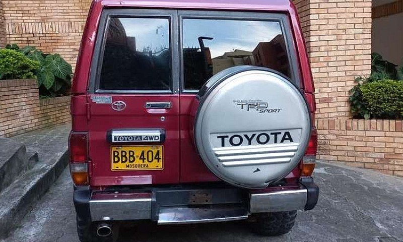 Camioneta Toyota Lan...