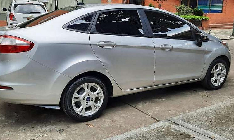 Ford Fiesta Modelo 2...