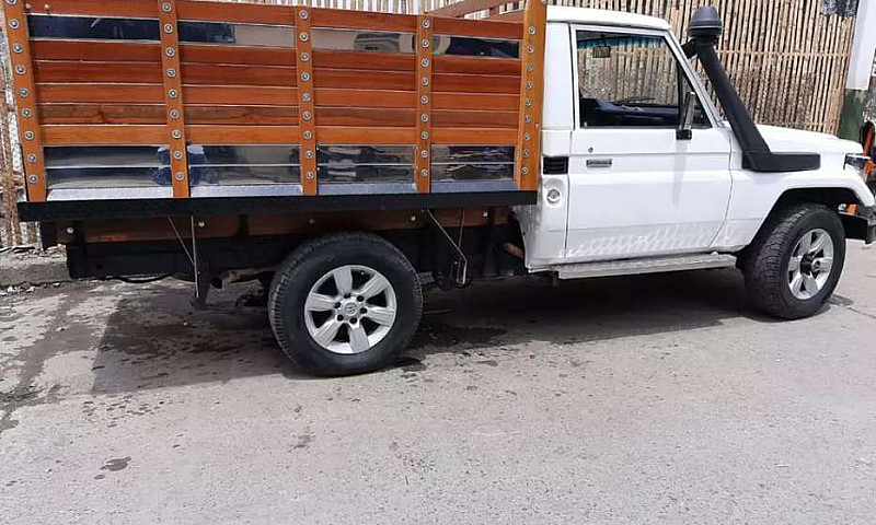 Toyota 4.5 Estacas O...