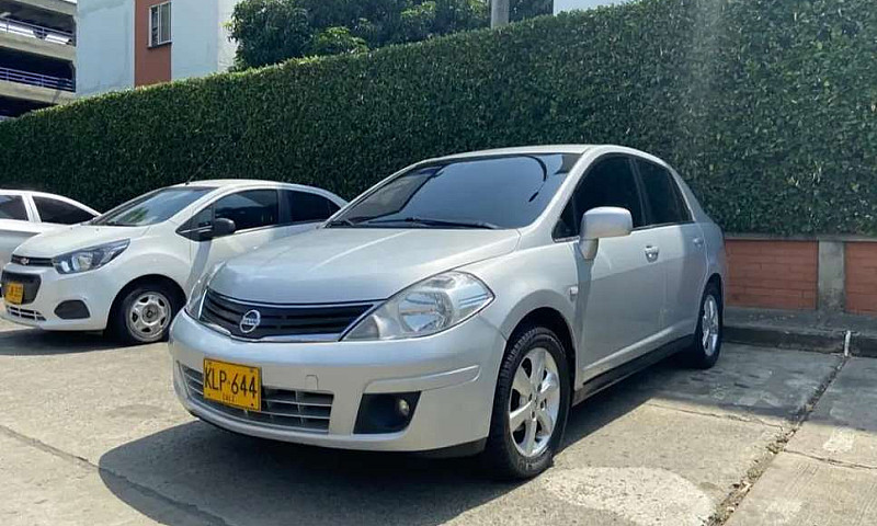 Nissan Tiida Sedán A...