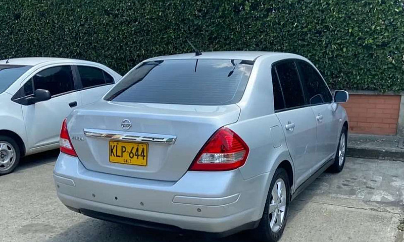 Nissan Tiida Sedán A...