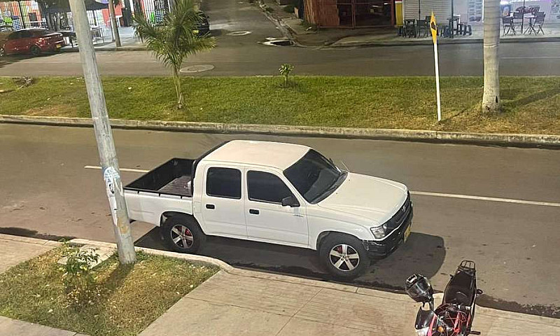 Vendo Toyota Hilux, ...