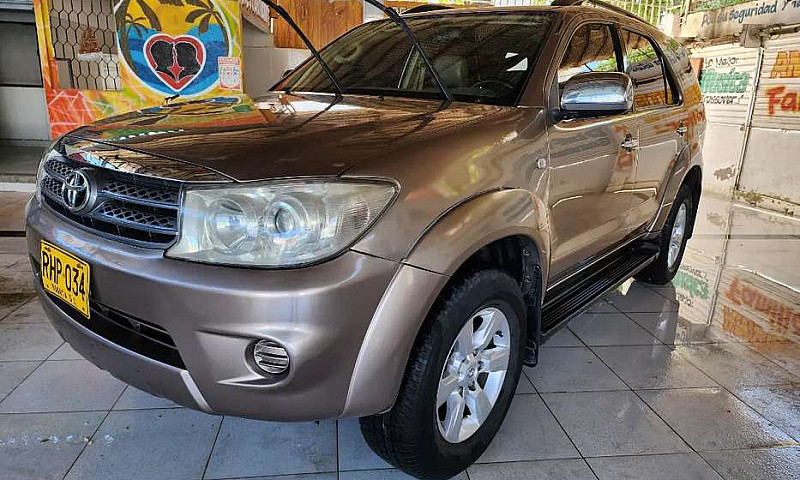 Toyota Fortuner 2011...