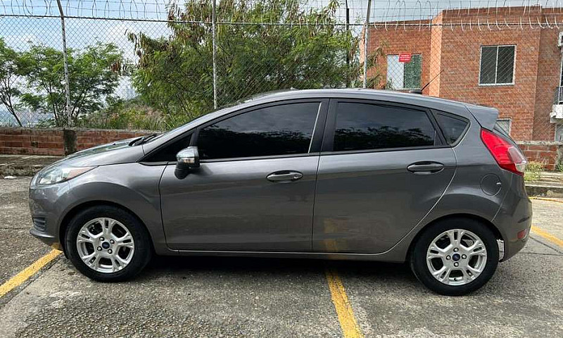 Vendo Ford Fiesta 20...