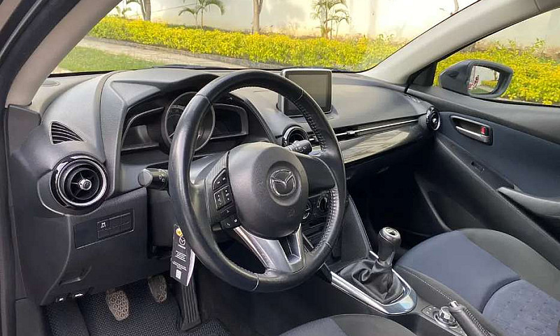 Vendo Mazda 2 Tourin...
