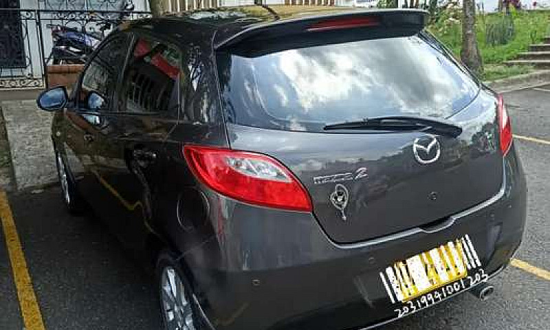 Vendo Mazda 2...