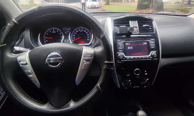 Vendo Nissan Versa P...