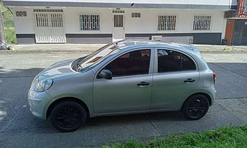 Vendo Nissan March 2...