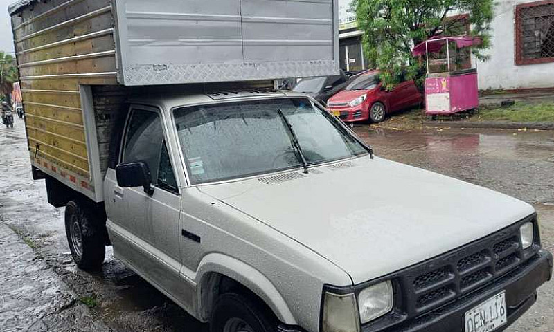 Camioneta Mazda B220...