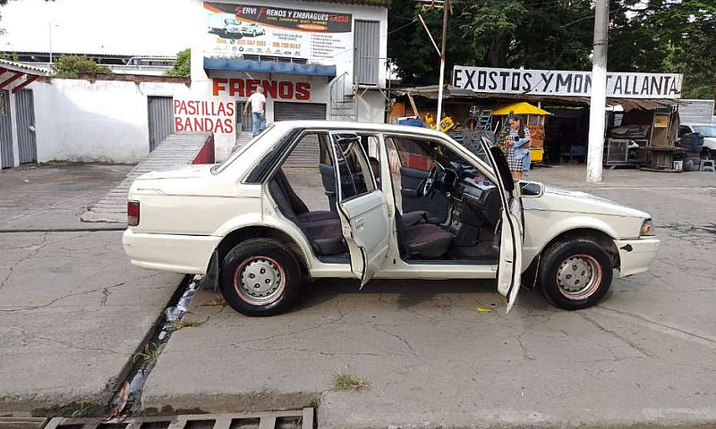 Se Vende Carro Mazda...