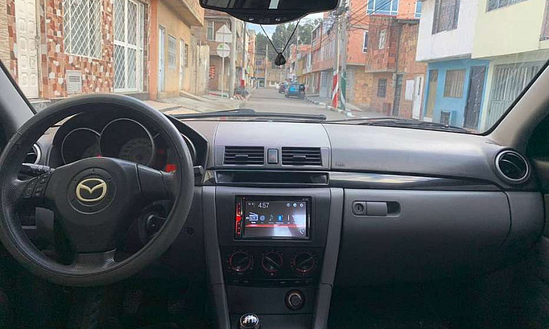 Se Vende Carro Mazda...