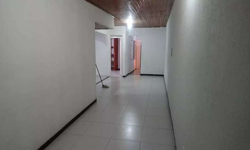 Arriendo Casa Barrio...