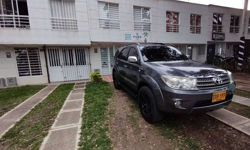 Toyota Fortuner 2.7L...