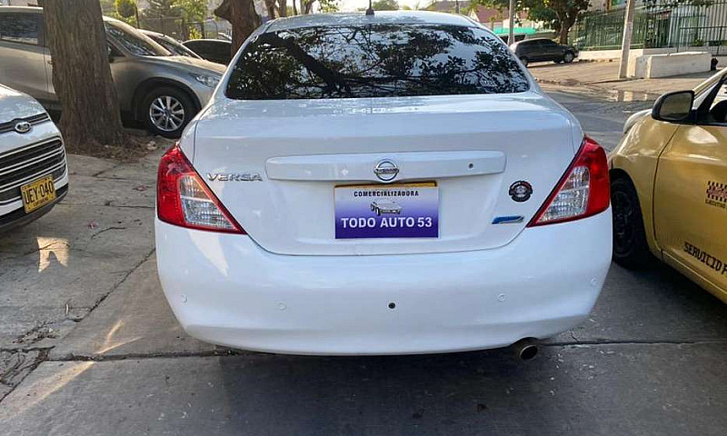 Nissan Versa Aut 201...