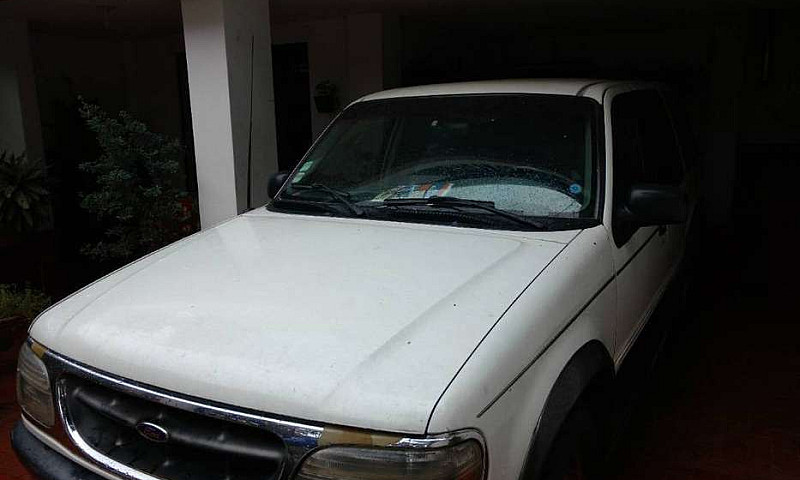 Ford Explorer Xlt...