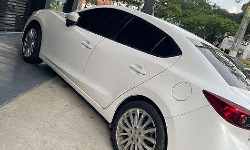 Se Vende Carro Mazda...