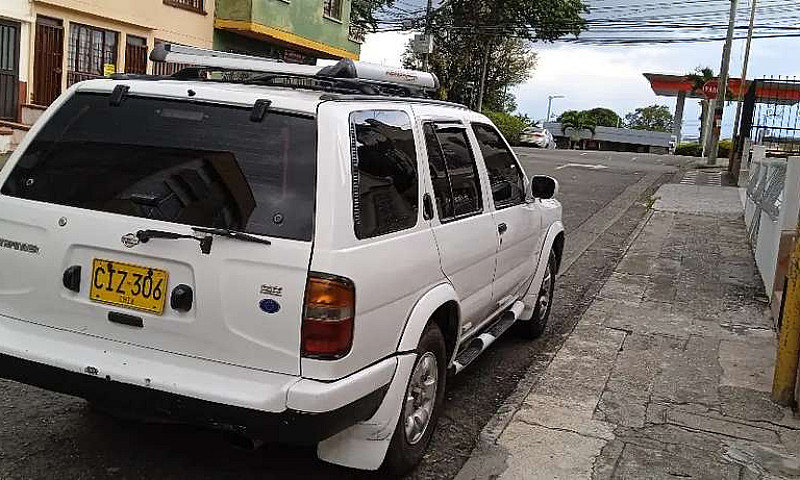 Vendo Nissan Pathfin...