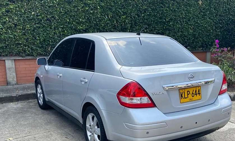 Nissan Tiida Sedán A...
