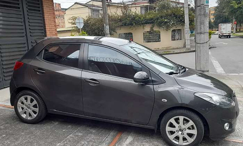 Mazda 2, Excelente E...