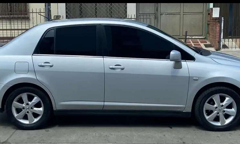 Nissan Tiida Sedán A...