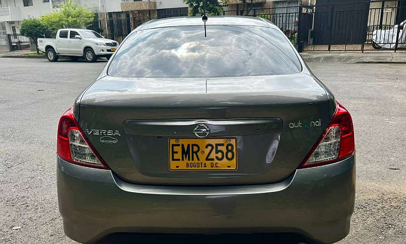 Nissan Versa Advance...