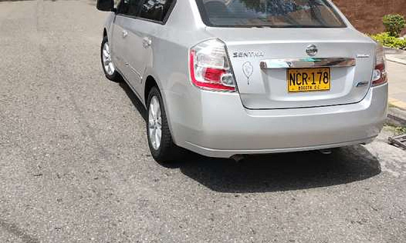 Vendo Nissan Versa 2...