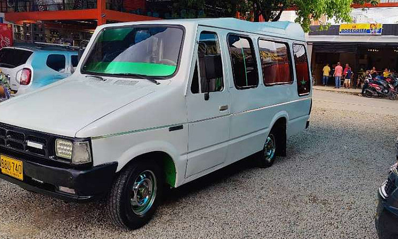 Microbus Mazda B2200...