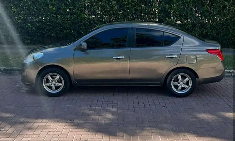 Nissan Versa Automát...