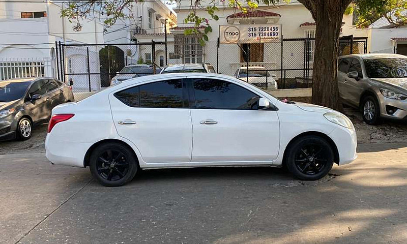 Nissan Versa Aut 201...