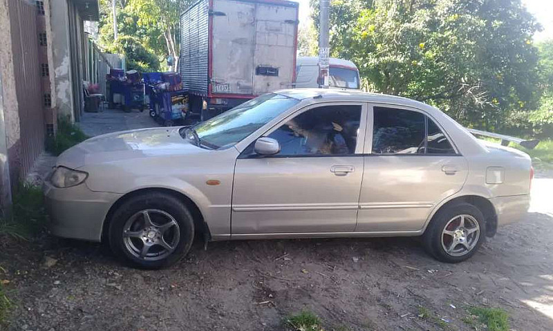 Automóvil  Mazda 200...