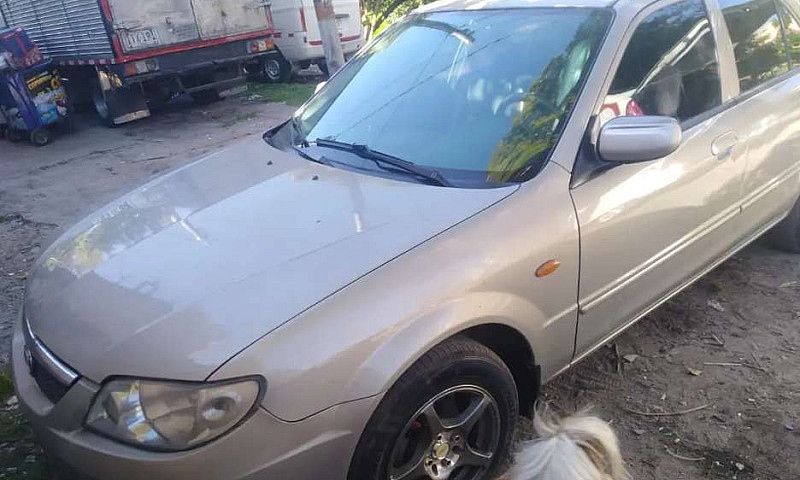 Automóvil  Mazda 200...