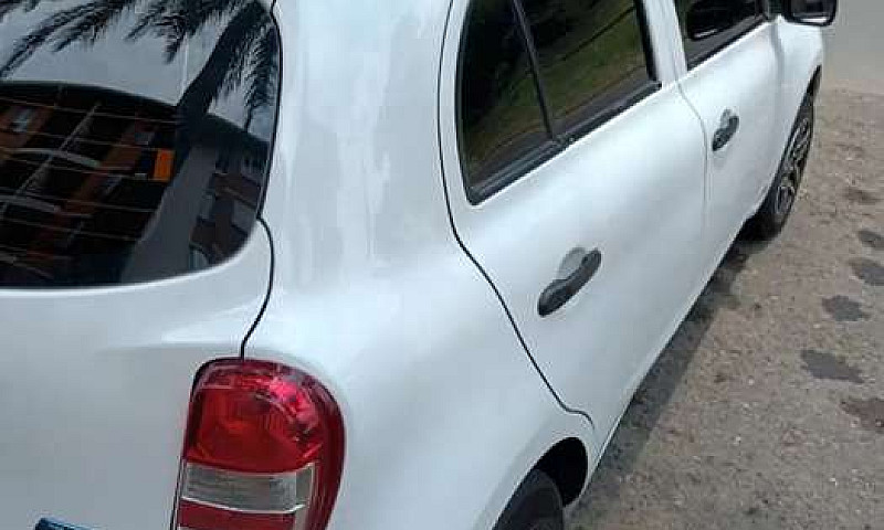 Vendo Nissan March A...