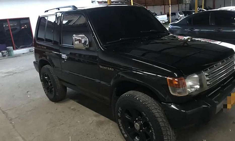 Montero Mitsubishi 2...